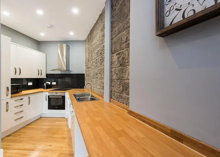 Castle Apt, Modern, Central